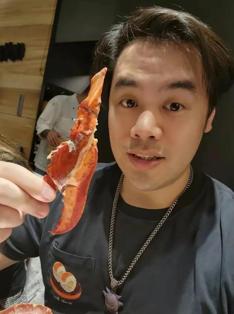都说儿子像妈，章小蕙的儿子没有遗传到妈妈的美貌。
