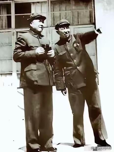 在第一张照片中，老人家手里拿着一个望远镜，注视着远方，站在他身旁的这个人，正在用