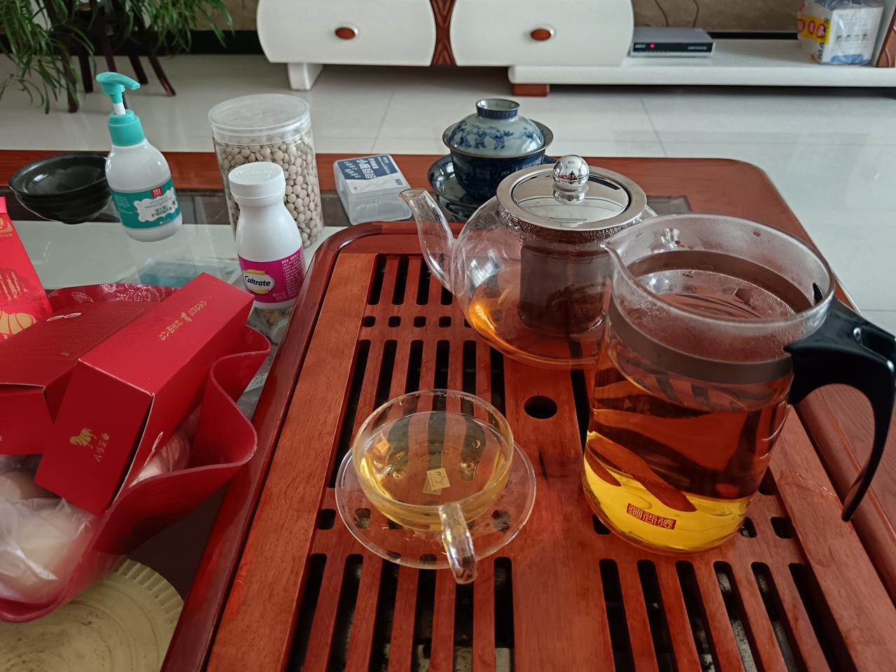 退休闲居宅家，静坐读书煮茶。
久坐身乏倦怠，下楼庭院赏花。