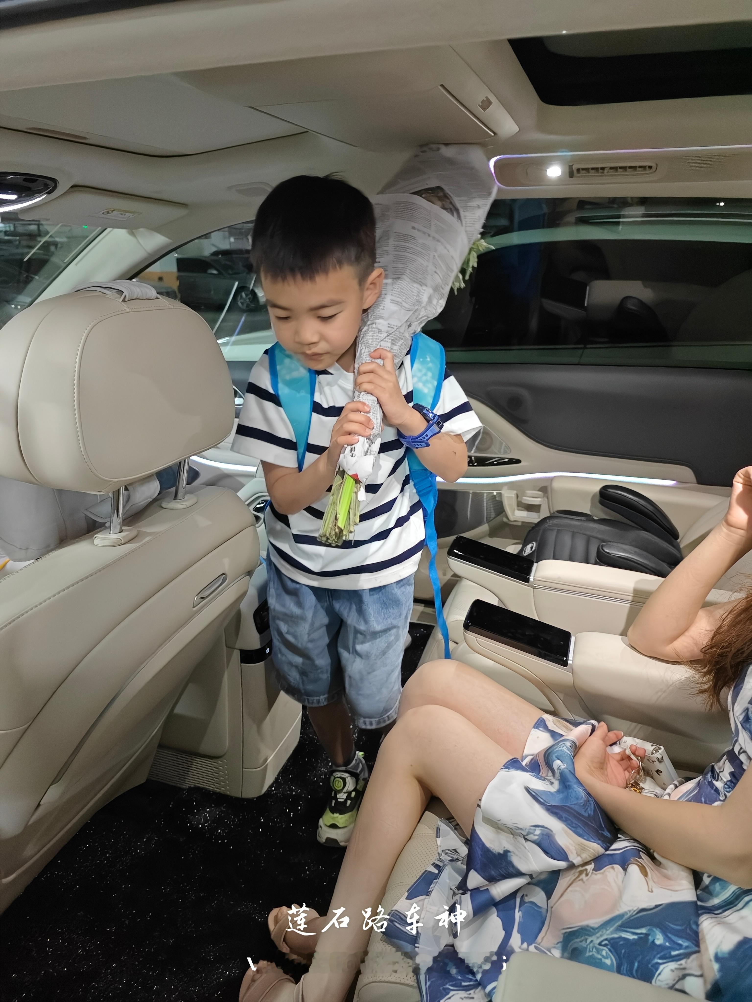 带娃车，孩子能在车里随便溜达还是挺重要的。车内高得够高，地板空间得够大够平。张小