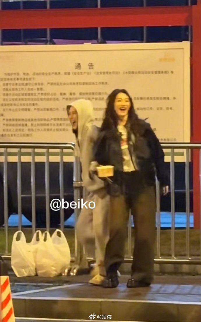 谢娜李小冉亲了浪姐首对暖心闺蜜超好嗑，谢娜李小冉下班甜蜜互动，私下常相伴同行，纯