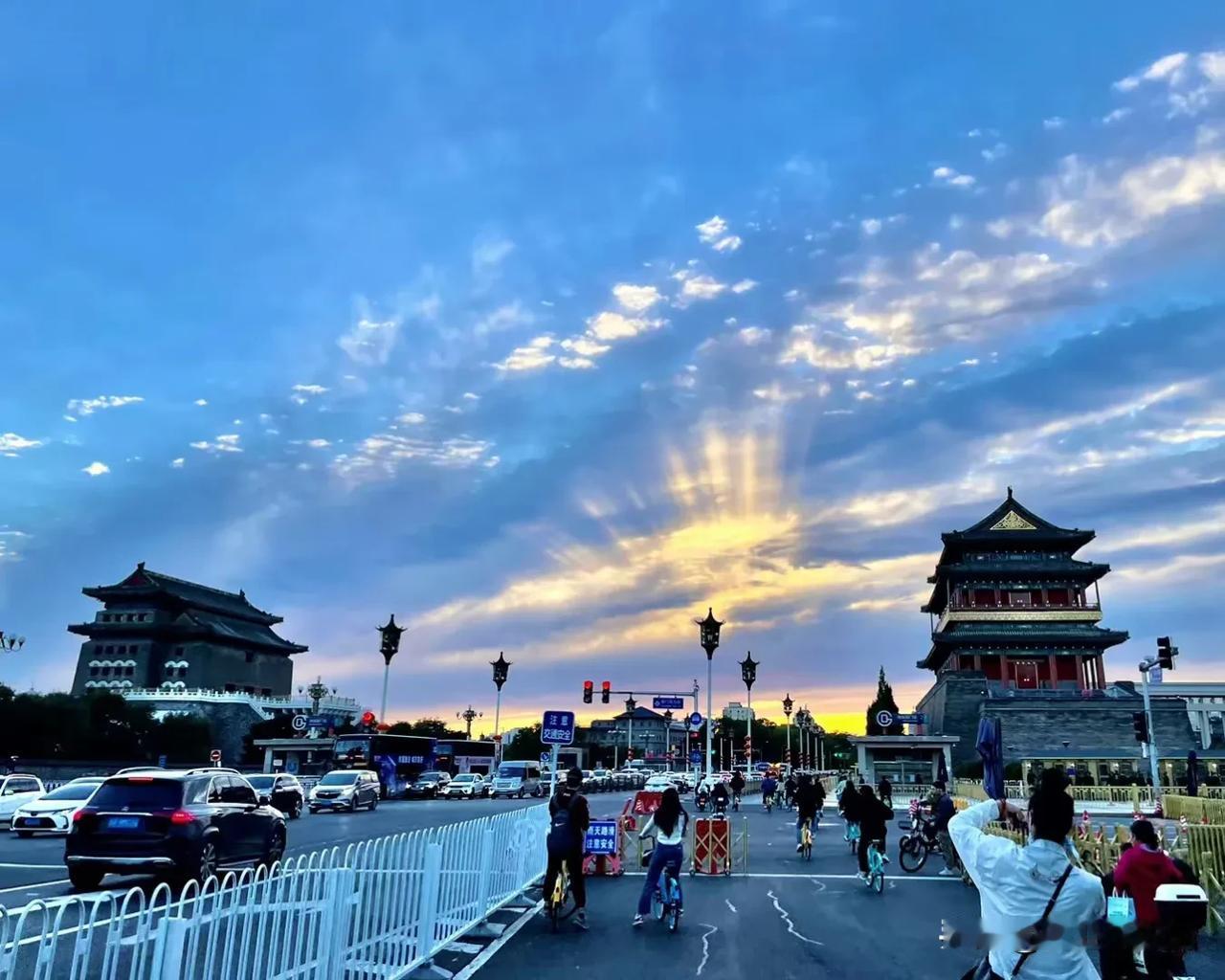 #秋日生活打卡季#
应景应时，
老天也知道我们要过国庆了，
绘就最美的画面呈现在