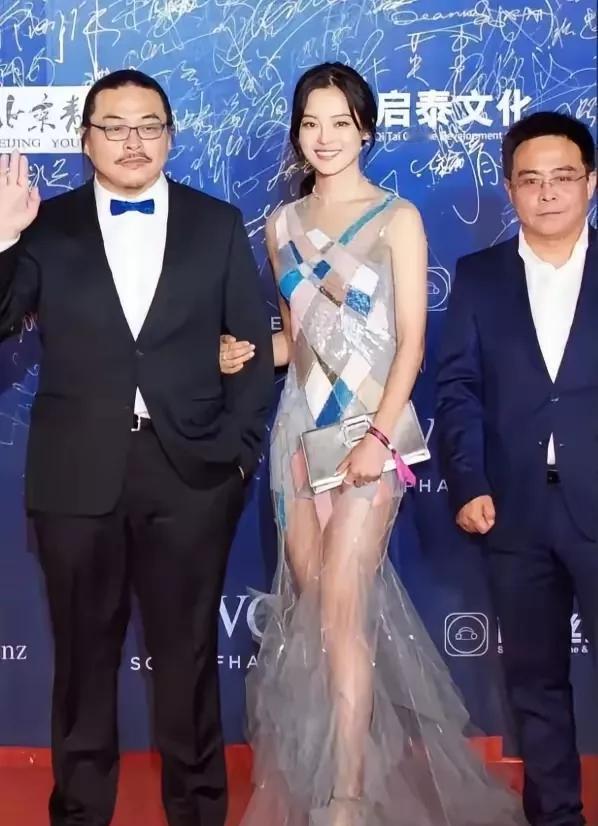 辛芷蕾挽着他胳膊的这个大佬是真的帅，扎个小辫子，再配个黑框眼镜，留个小胡子，一看
