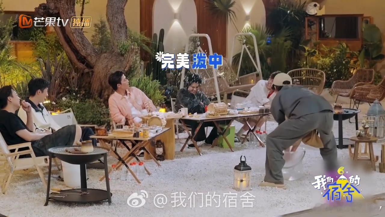 丁程鑫对着王鹤棣就是三连泼王鹤棣被丁程鑫泼懵了 丁程鑫对着王鹤棣一顿泼 丁：这是