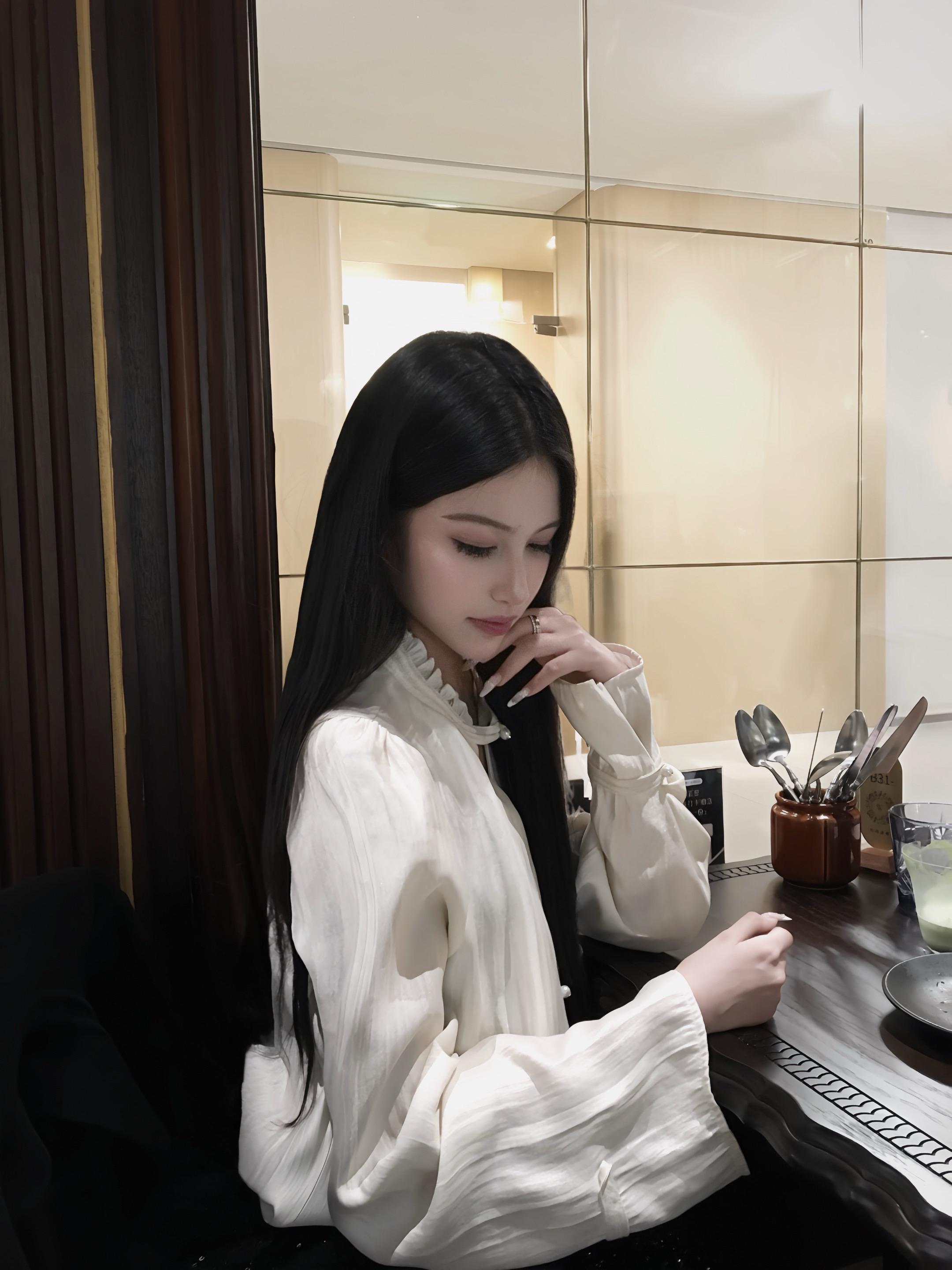 木质的香像你，冰冷又苦涩