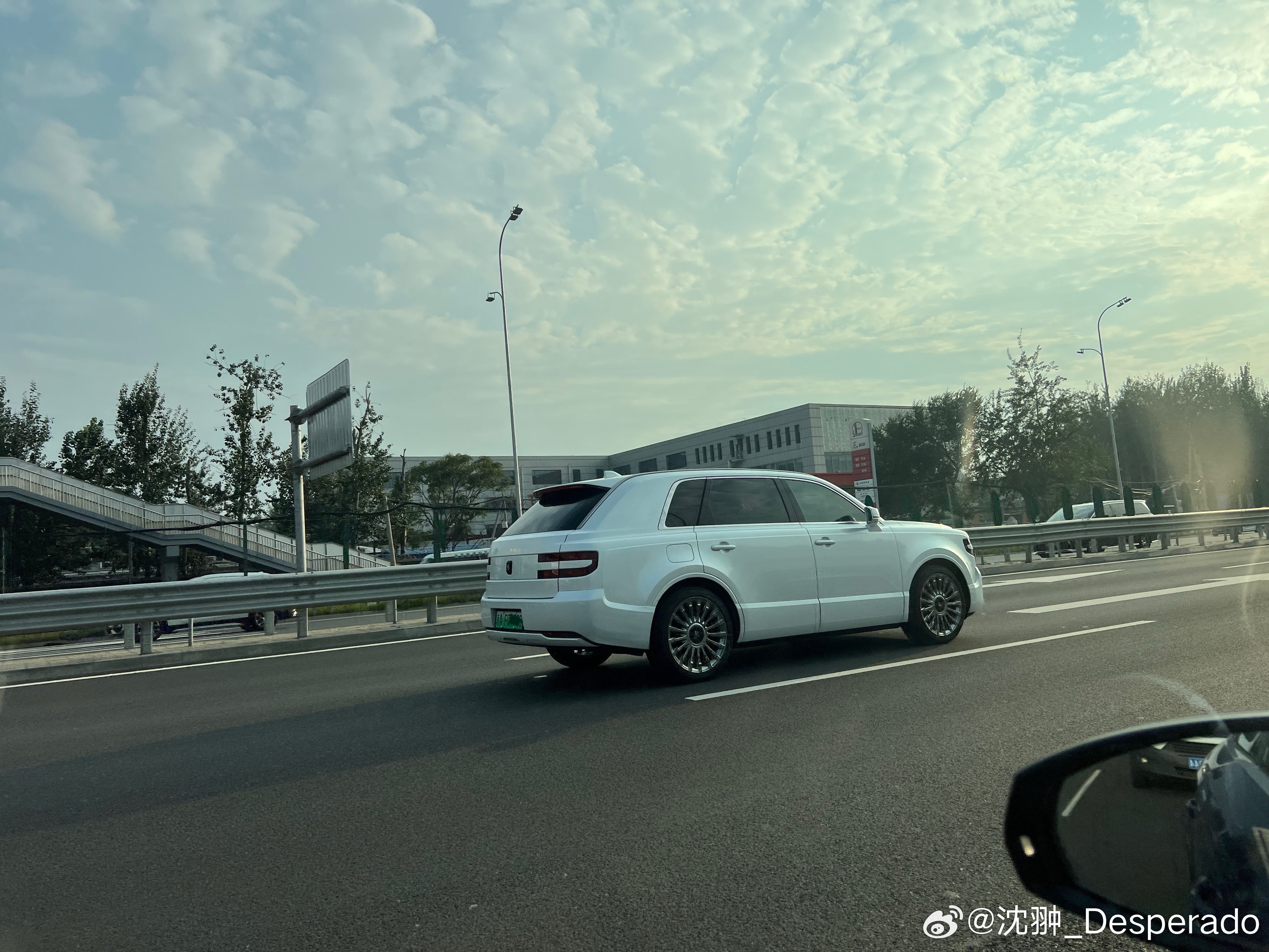 第一次在路上看见世极，尤其是现在新的豪华SUV越做越大，越做越个性的环境下，这车