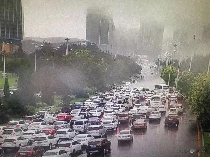 台风巴威一路北上，沈阳全市中小学幼儿园紧急停课
 
谁能想到登陆浙江的台风，隔着