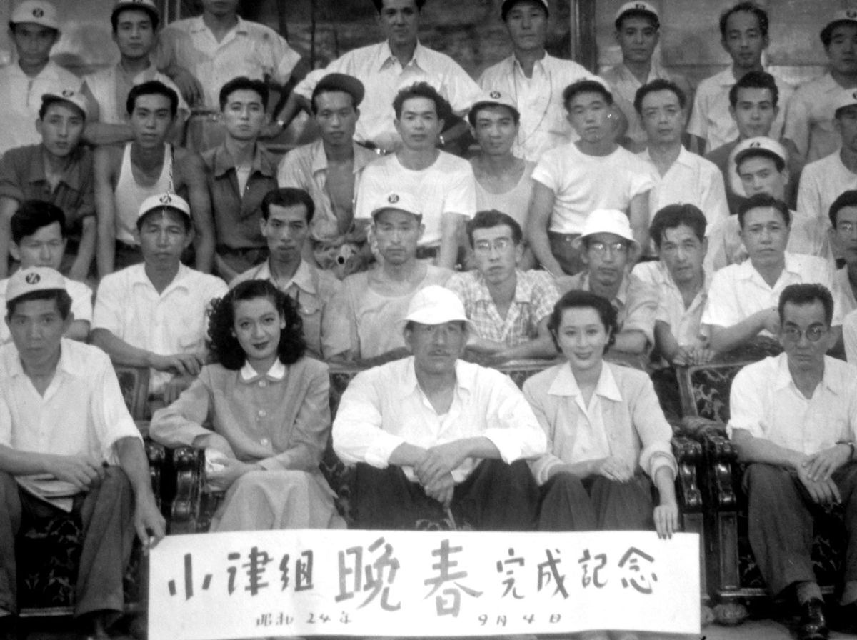 Yasujirô Ozu with cast and crew, behind 