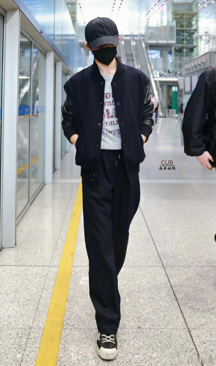 #易烊千玺北京出发巴黎时装周##易烊千玺机场全黑look#易烊千玺身着全黑服饰开