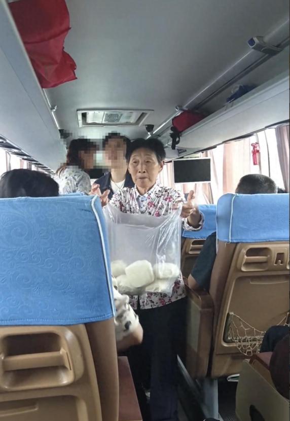 满满暖心瞬间！贵州正安高速出现积水险情，一辆大巴被困路面超三小时。恰逢午饭时段，