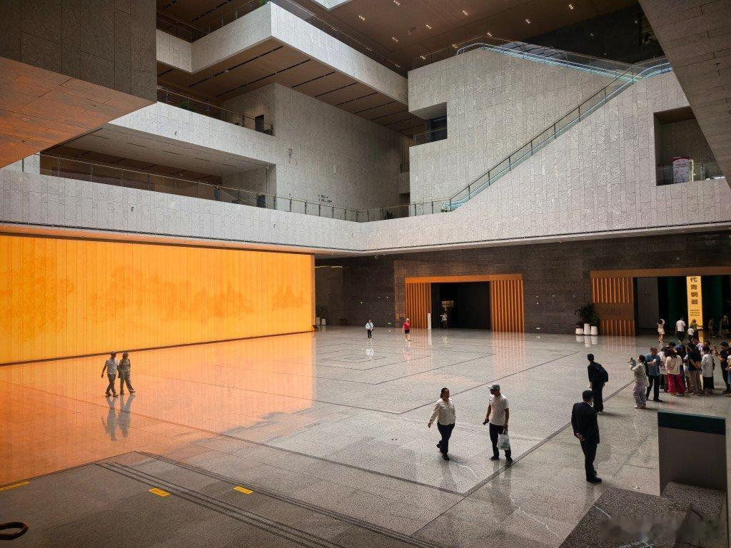在家没啥事，突然想去博物馆了，书画第二轮换展还没看开个车就来了，不用预约，有配套