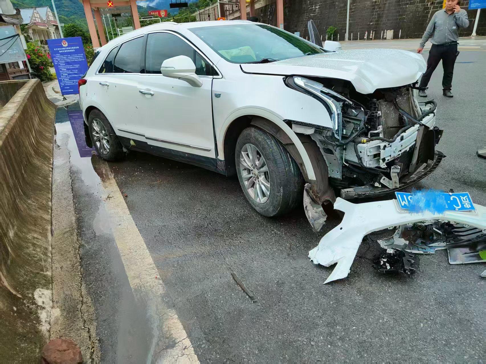 🚗💨高速突降大雨，碰撞侧滑…车全损，人无恙。🛡️ 老XT5十横六...