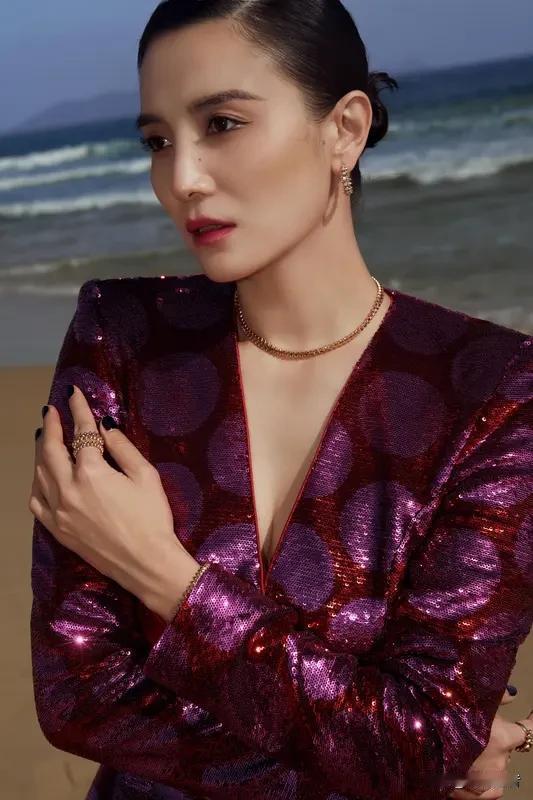 《好东西》横扫金鸡奖三项大奖确实令人瞩目。宋佳摘得影后桂冠、易烊千玺称帝都在情理