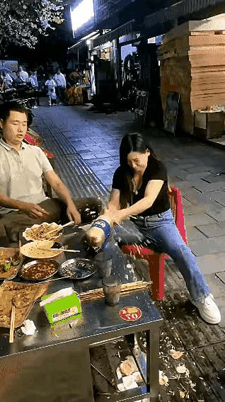 摇过的可乐不要马上开，要不然喷出来挡都挡不住