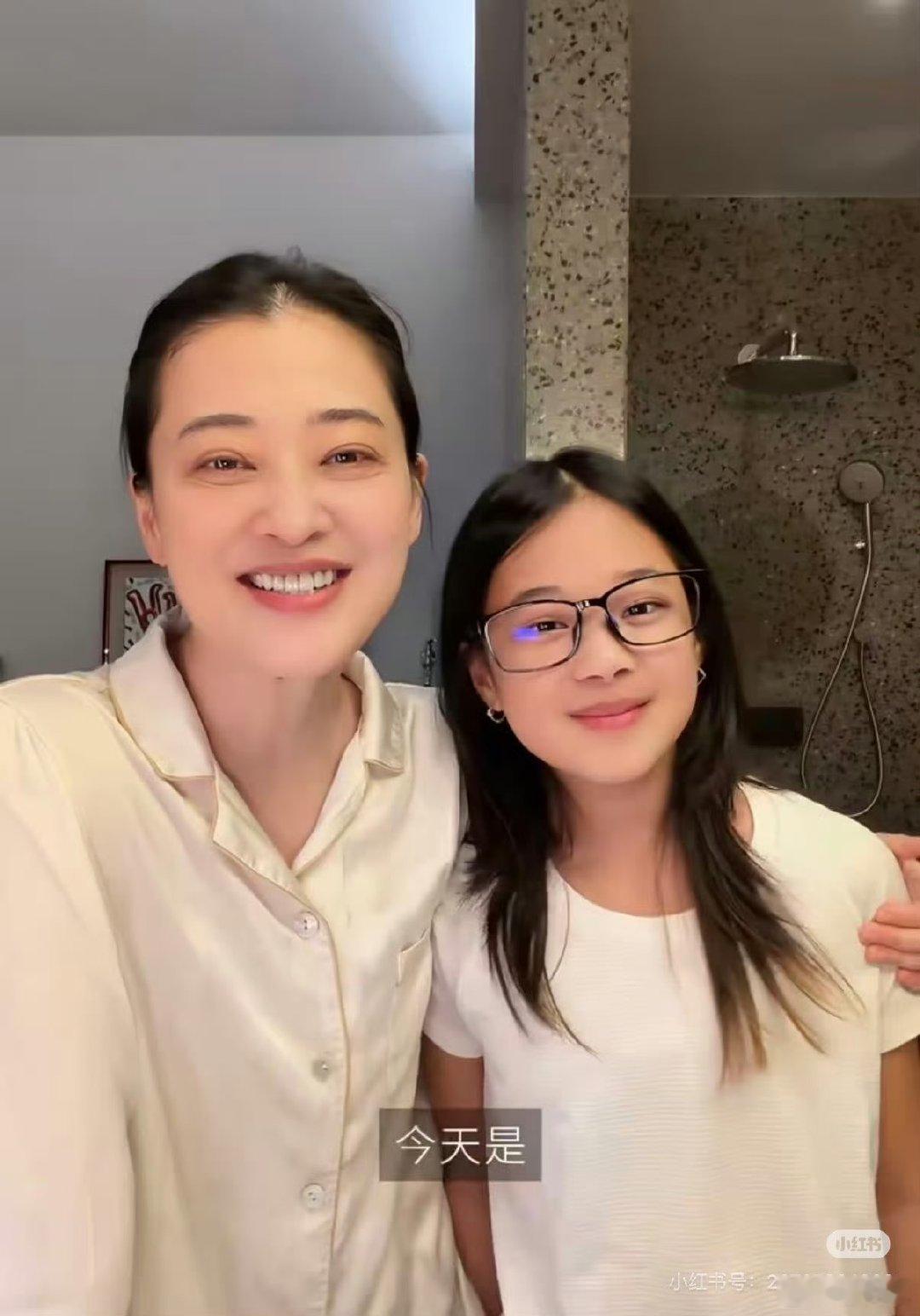 曾慕梅完美继承梅婷的气质曾慕梅和妈妈是一个模子出来的吗眉眼、气场如出一辙，曾慕梅