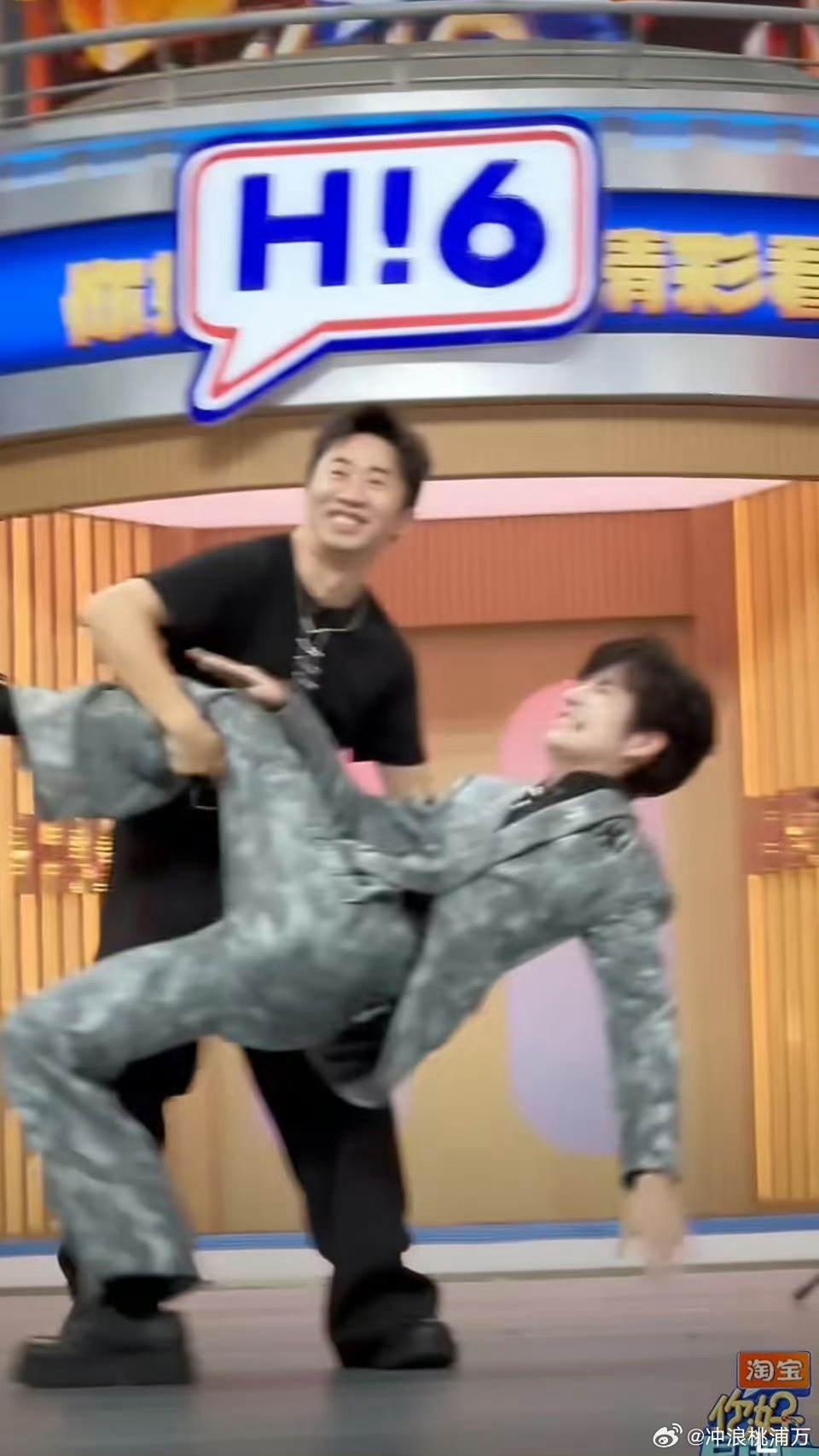 看出来杨迪张颜齐真没招了杨迪张颜齐没给我笑鼠！跳《Señorita》帅不过三秒就