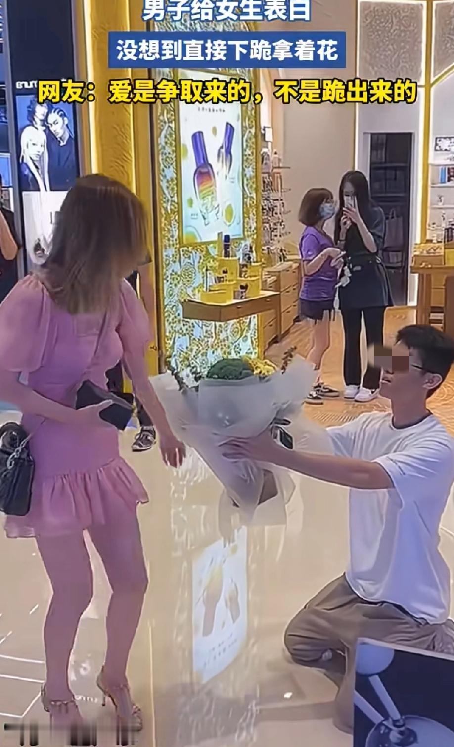 笑不活了！头一回见人送西兰花表白！

广东，一男子在商场，当着众人的面，直接双膝
