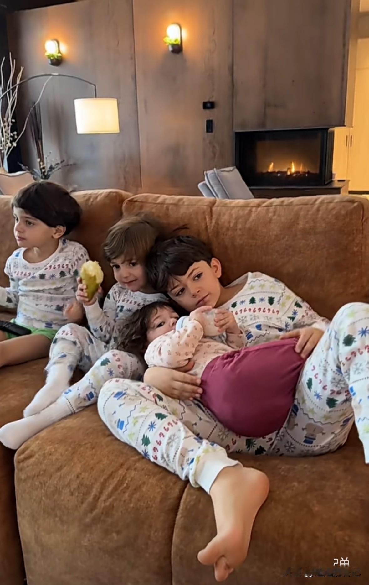 罗兰多展示一家人在加拿大的幸福团聚生活，温馨又幸福。
小宝抱着妹妹，几个小家伙穿