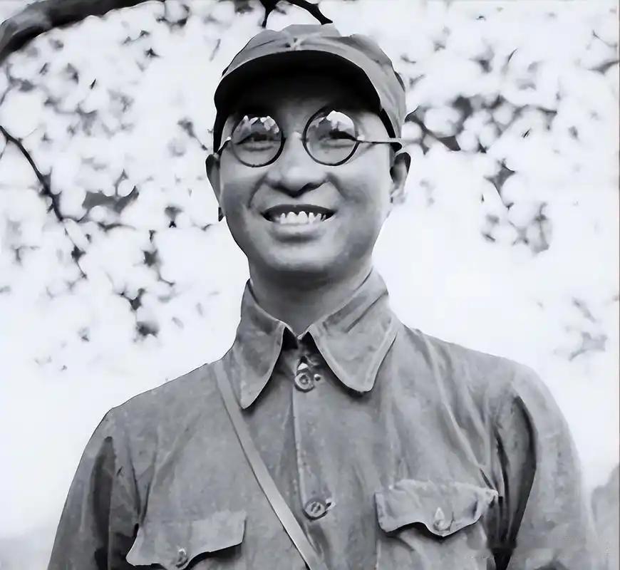 1935年土城战役，青杠坡上硝烟蔽日。陈赓率干部团死守隘口，7次打退川军冲锋。当