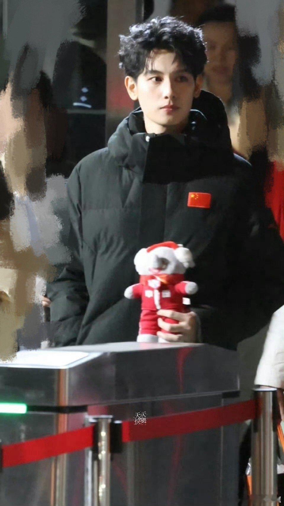 胡先煦首登春晚 胡先煦带着《快乐小马》来拜年！首登春晚的他自带高光，根正苗红的气