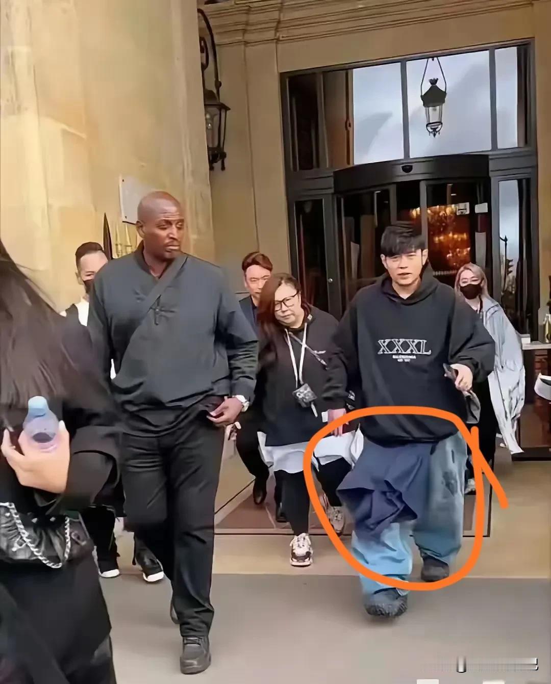 明星的穿戴真的不懂啊，
这是周杰伦的打扮，
一身上下十几万，
可还是看不出有什么