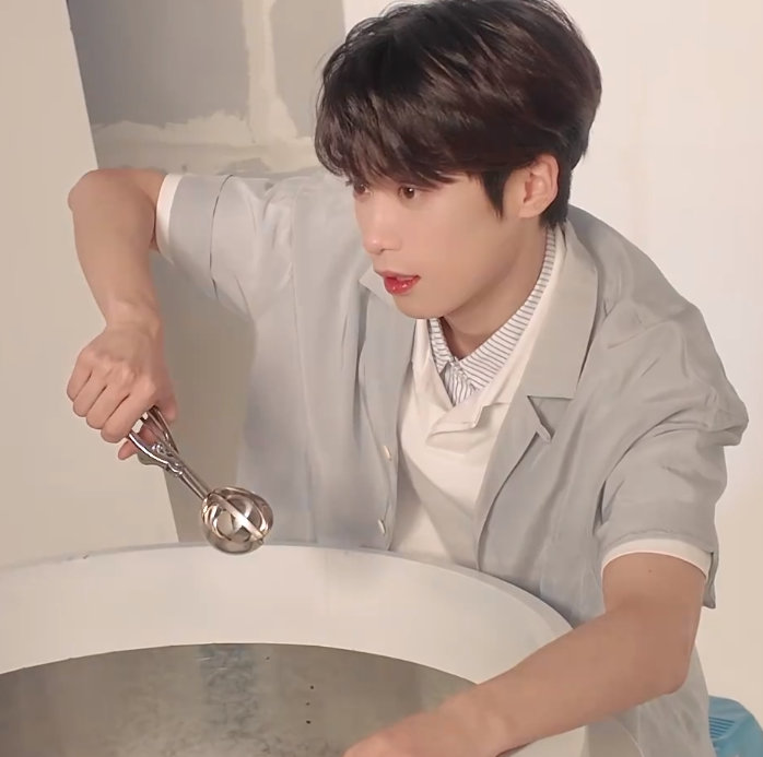 梓渝科颜氏拍摄花絮  梓渝的拍摄现场 梓渝科颜氏拍摄花絮，梓渝的拍摄现场，依旧是