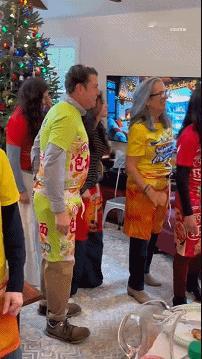 背后必有华人指点