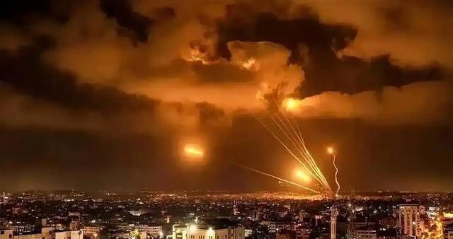 这次以色列和伊朗对炸中，最令人恐惧的，根本不是满天飞的导弹，而是伊朗最高领袖很可
