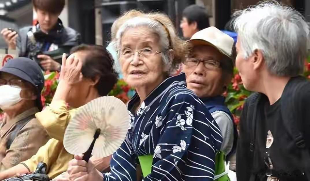 日本91岁还在端盘子！940万老人上班，年轻人不婚不生，死循环！
 
在日本的街