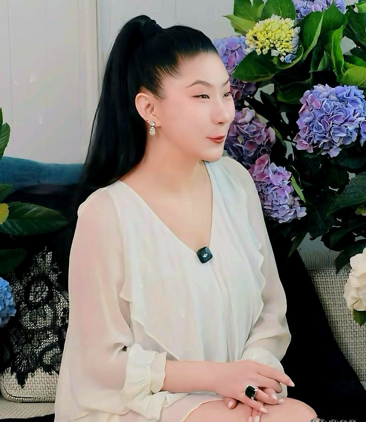 以为把生活排得像钟表一样精准，剧情就不会拐弯，偏偏人心没算法。
谢贤把心血落在C
