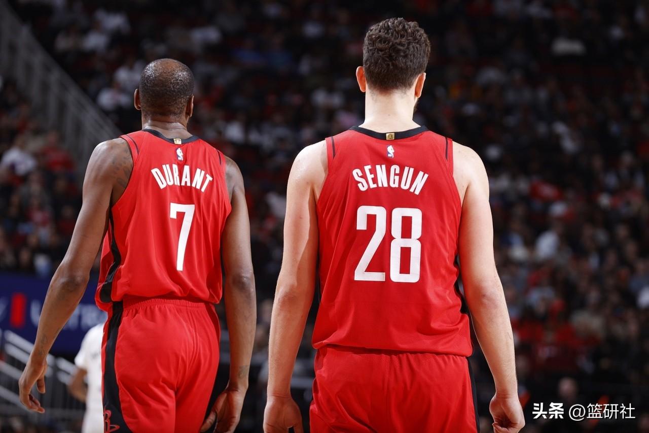 假如现在开始季后赛谁能晋级次轮？

西部:
雷霆打快船，雷霆晋级
马刺打太阳，马