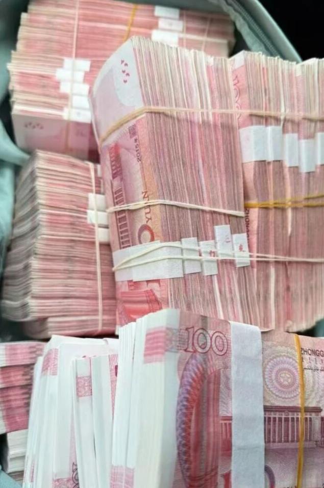 我有个朋友，有一个150平全款学区房，再加上30万存款，天天在我耳边哭穷，说自己