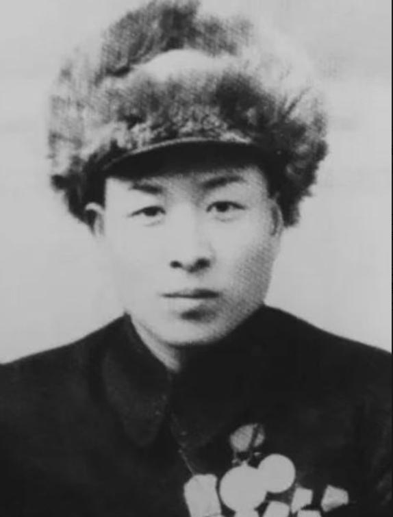 1941年，一个战士撞见八个鬼子在河边追一个抱娃的农村妇女，他枪里就三发子弹，他