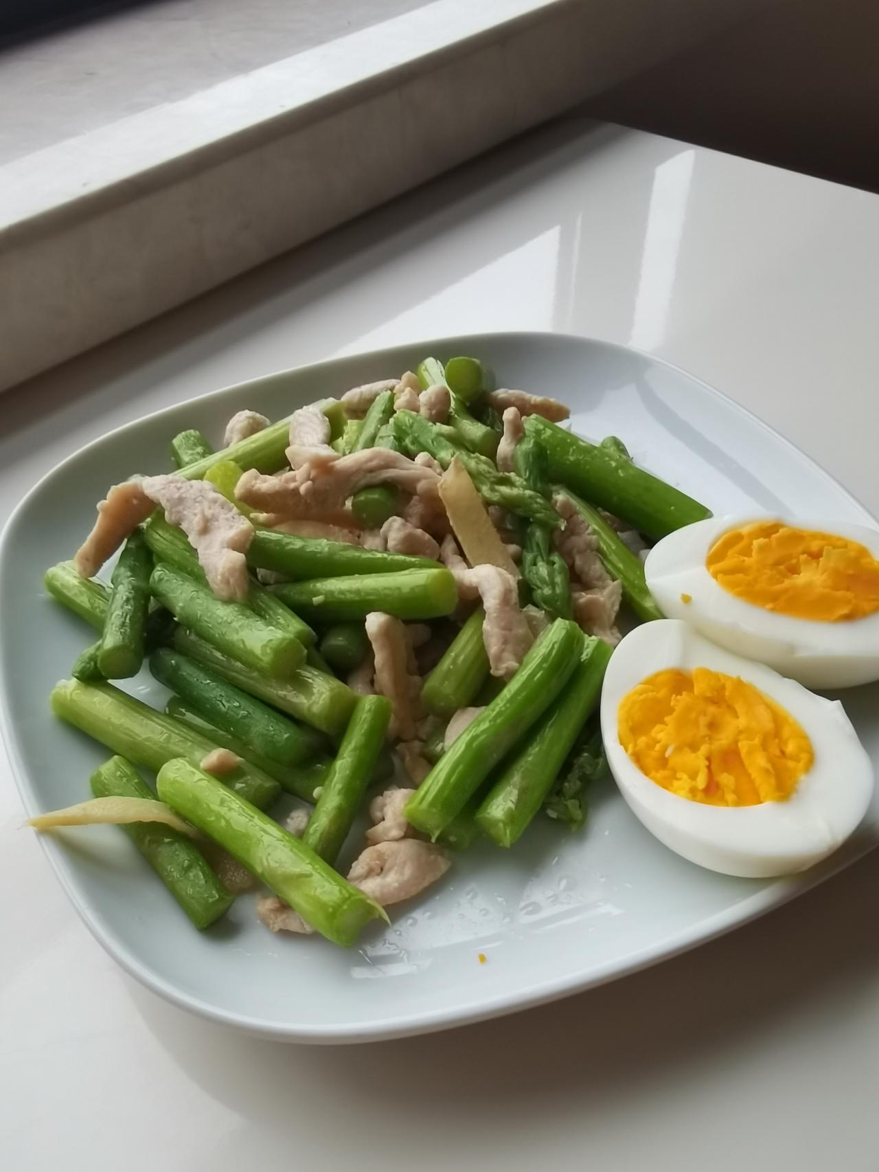【星期四  早餐打卡】
芦笋炒鸡肉丝、鸡蛋、荠菜糍粑（红糖、豆粉）、牛奶咖啡。