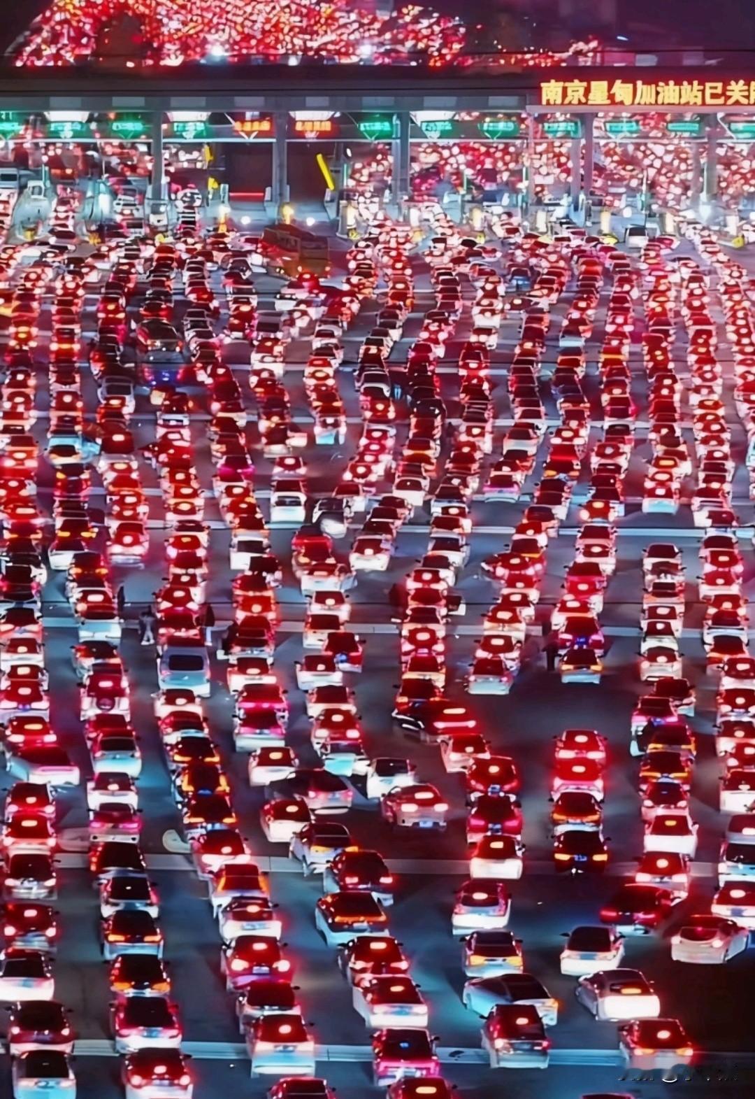 国庆节，看看新闻上报道的堵车的现象，是不是聪明人又聚在一起了？明知逢年过节年，人