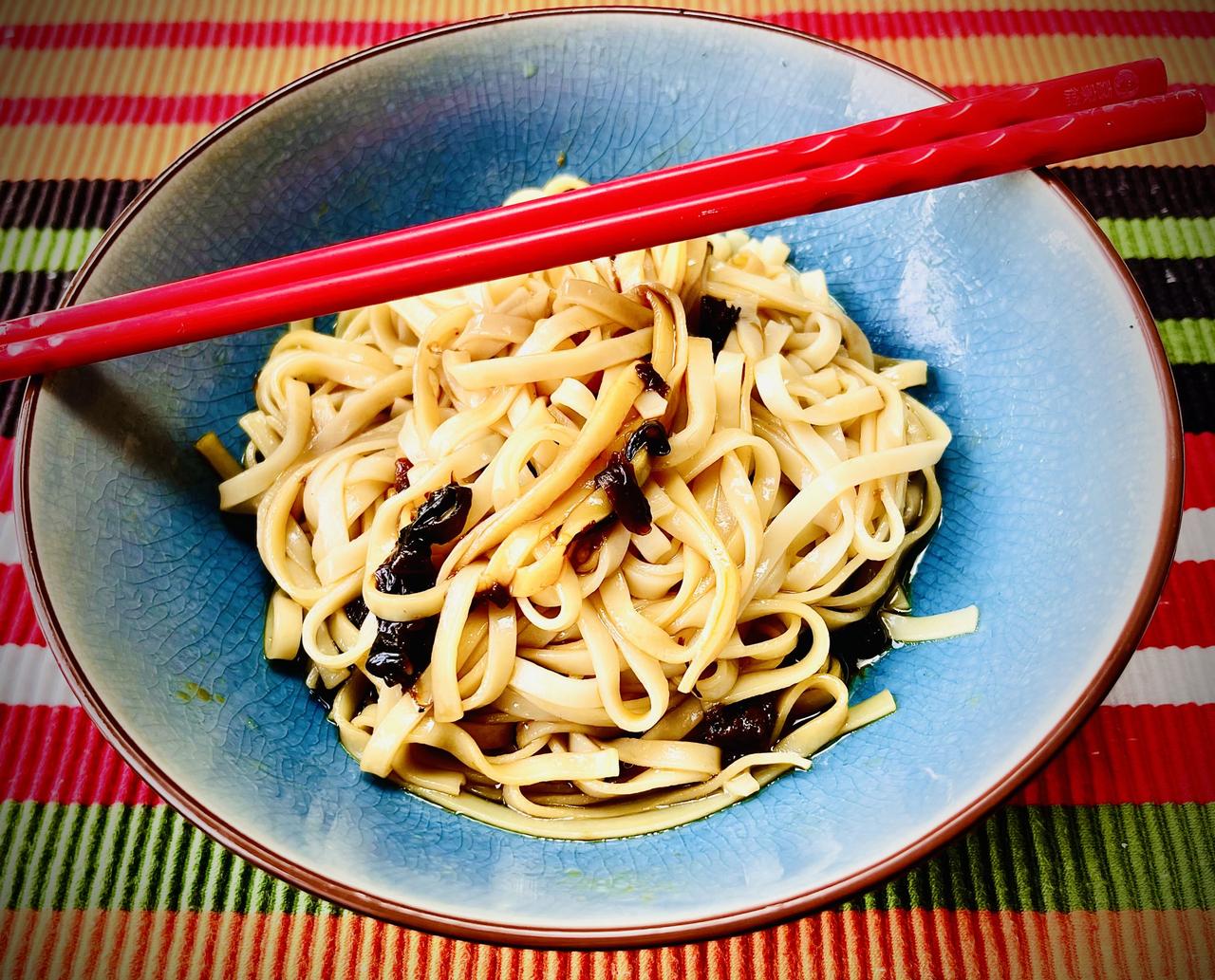 早餐一碗葱油面，美味简单又方便。
葱油直冲天灵盖，逍遥自在似神仙。