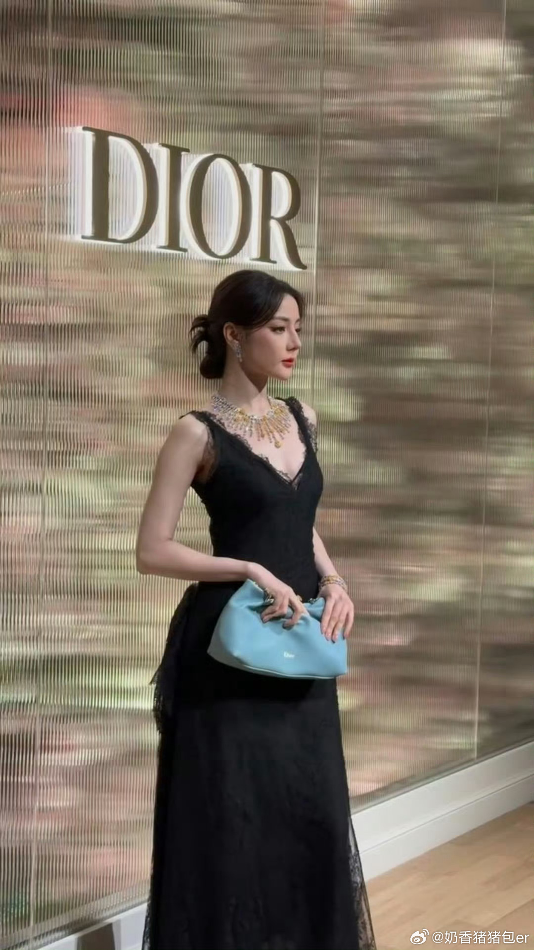 热巴生图即神图请问这个生图和杂志封面有什么区别，还得是迪丽热巴啊 