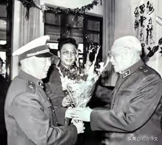 1988年1月14日，时任海军司令员刘华清登门拜访海军首任司令员肖劲光大将，专程