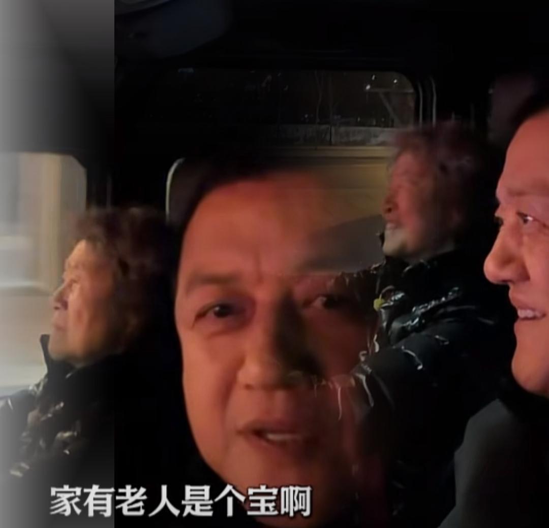 你还在抱怨生活太难？
看看李亚鹏的八旬老妈。
儿子背着巨额债务、舆论骂声，她照样