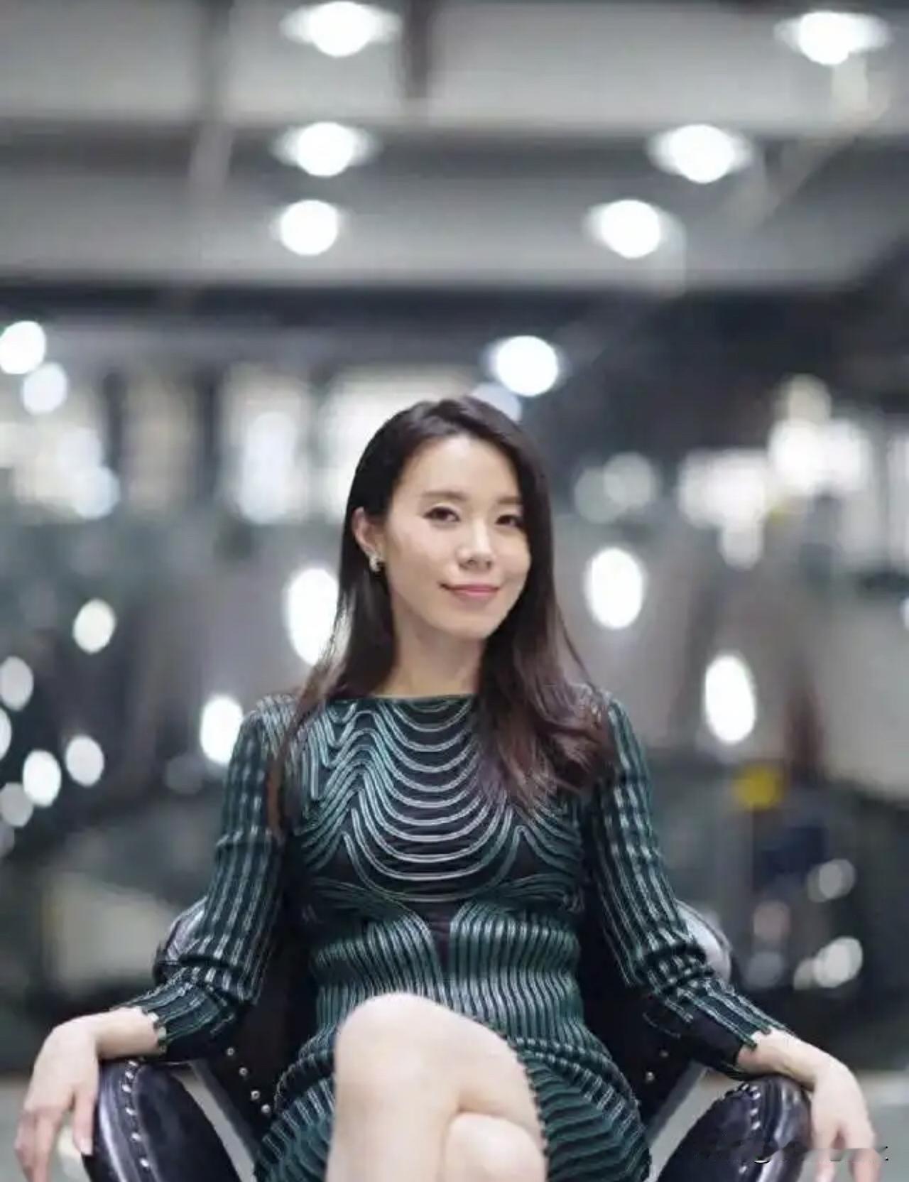 曾是央视主播，如今是蔚来家属。王屹芝的标签换过几轮，但骨子里的掌控感从未丢过。