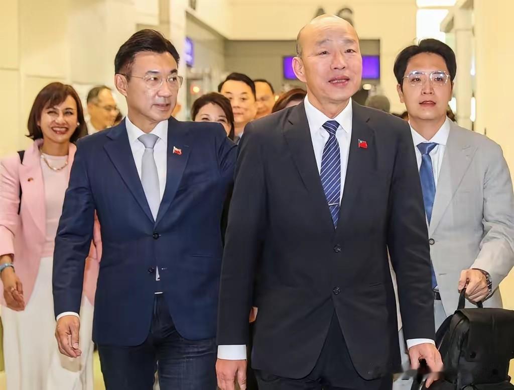 韩国瑜这次真是与众不同。

别人出访，是自己申请、自己争取、自己铺路。
 
唯独