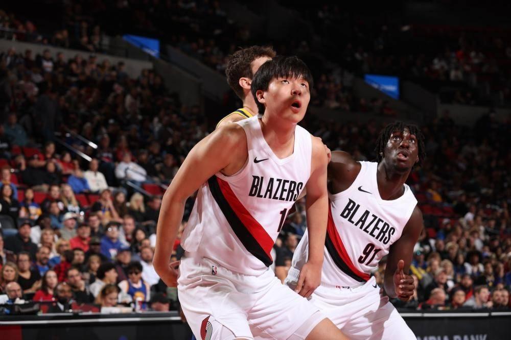 杨瀚森现在的实力也就相当于NBA球队轮换阵容的边缘。
他现在急需加强身体的对抗能