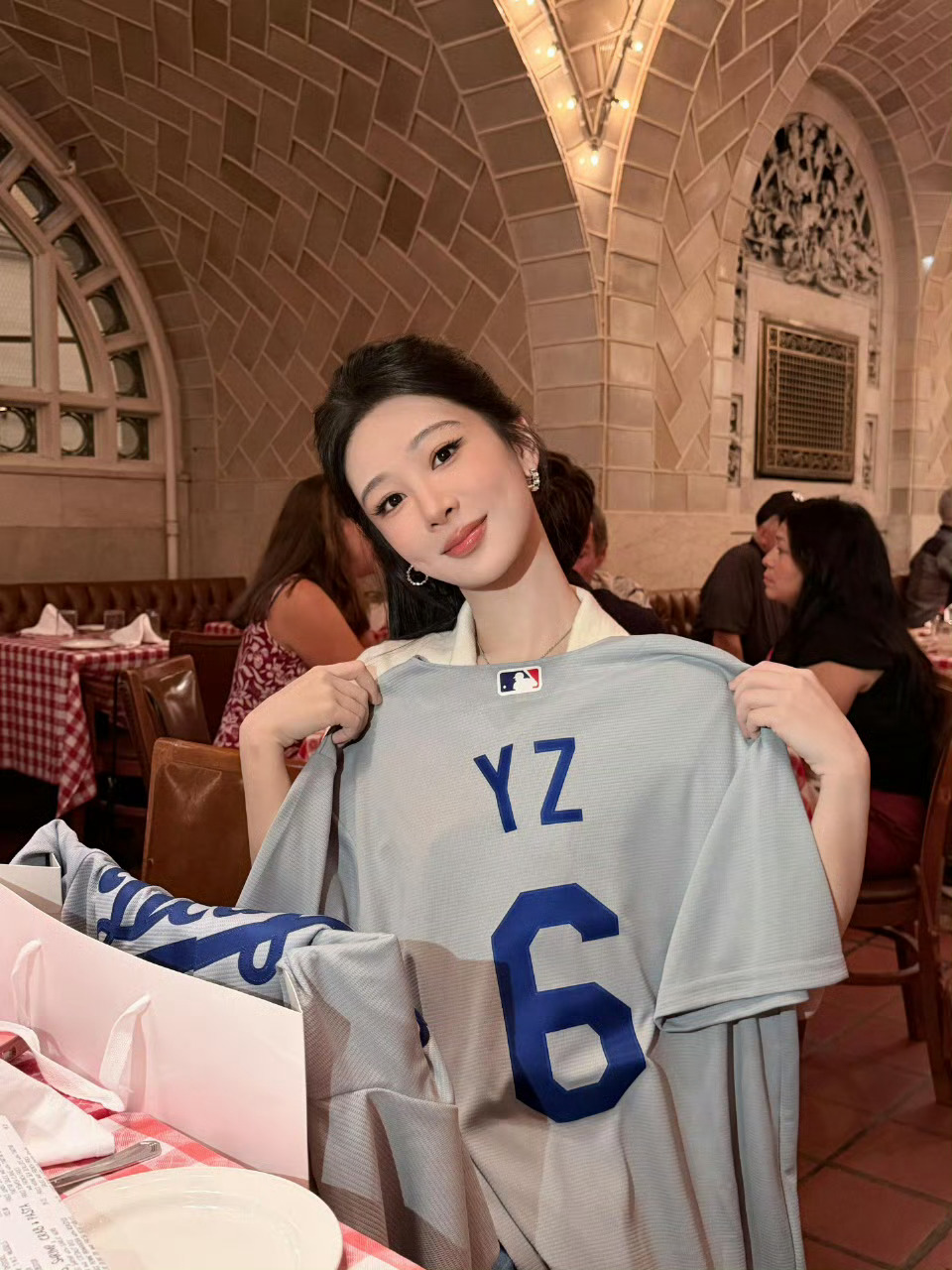 MLB给杨紫定制的球衣吗？想买同款！