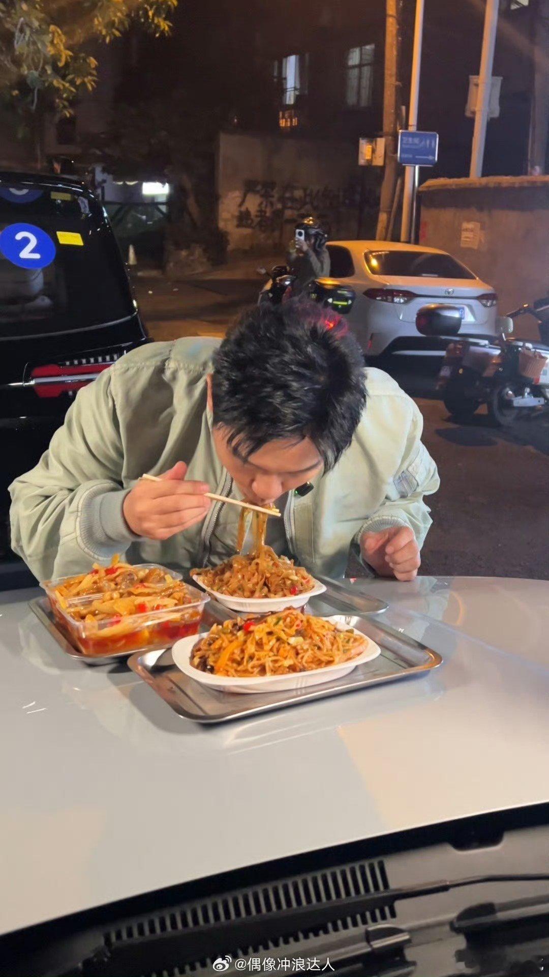 柳州偶遇李晨吃螺蛳粉 笑死李晨是有多爱嗦粉啊，之前还专门发过爱吃老友粉、干拌粉，