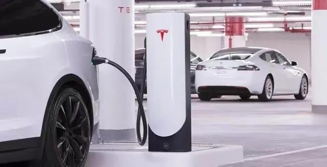 电车，真有你的。数据显示，2023年，欧洲纯电销售已经超过油车。作为传统燃油车的