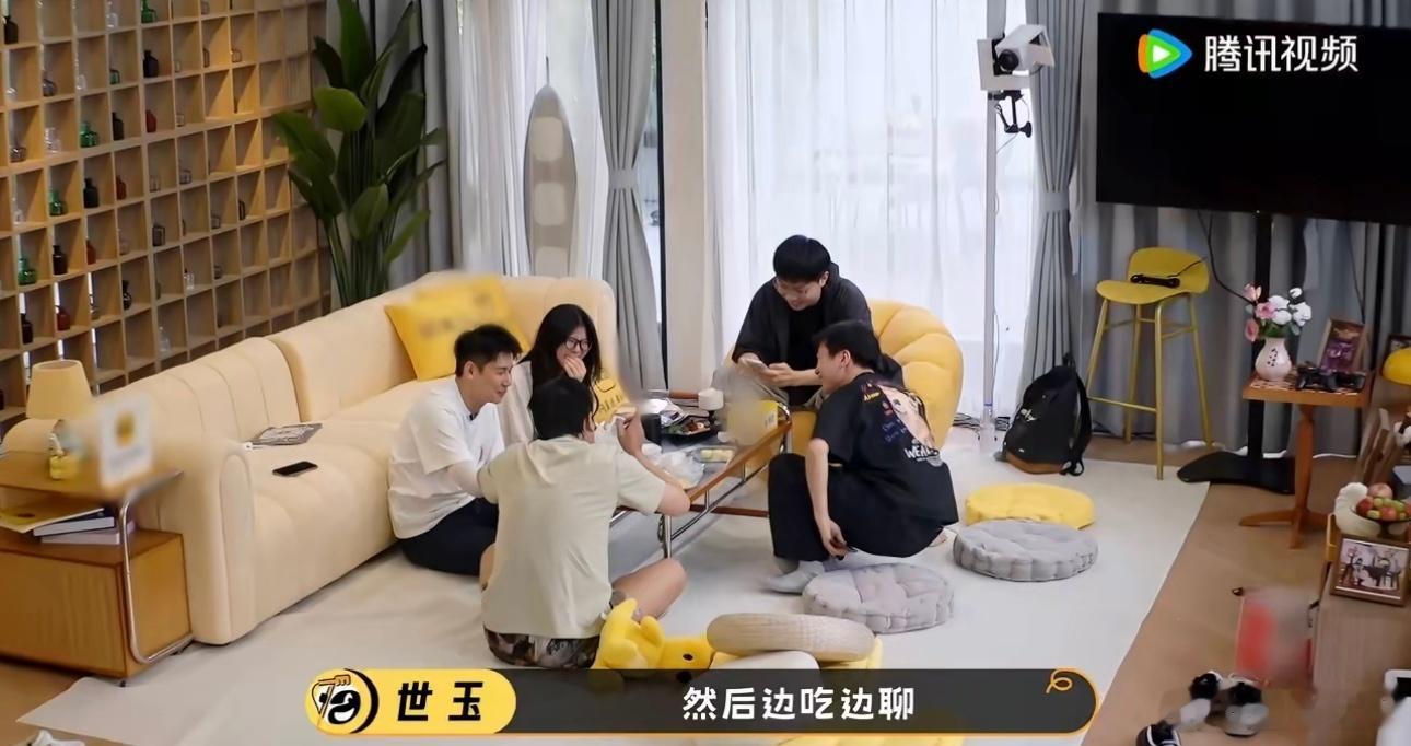 在脱友大王洞看到了最好的群像  细碎的日常最戳人，记得彼此的喜好，惦记彼此的情绪