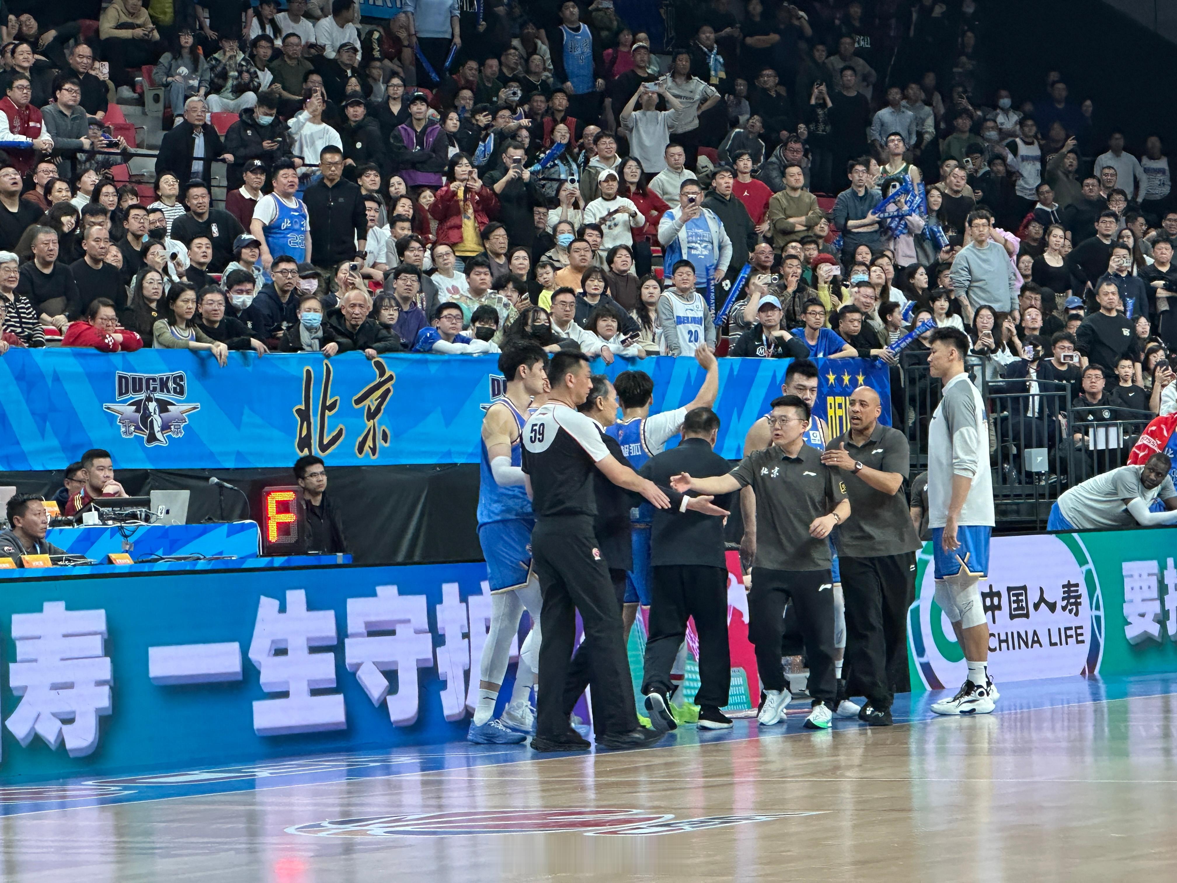 北京男篮vs北控男篮闫军，这tm给防守犯规？ 北京·首钢冰球馆