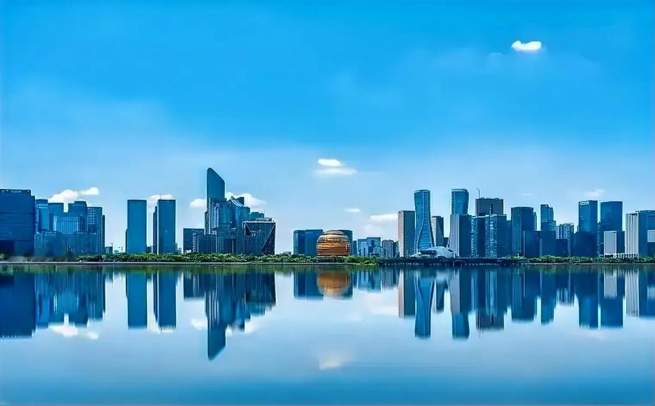 杭州就是长三角的“深圳”，上海就是珠三角的“香港”。
上有天堂，下有苏杭，历史上