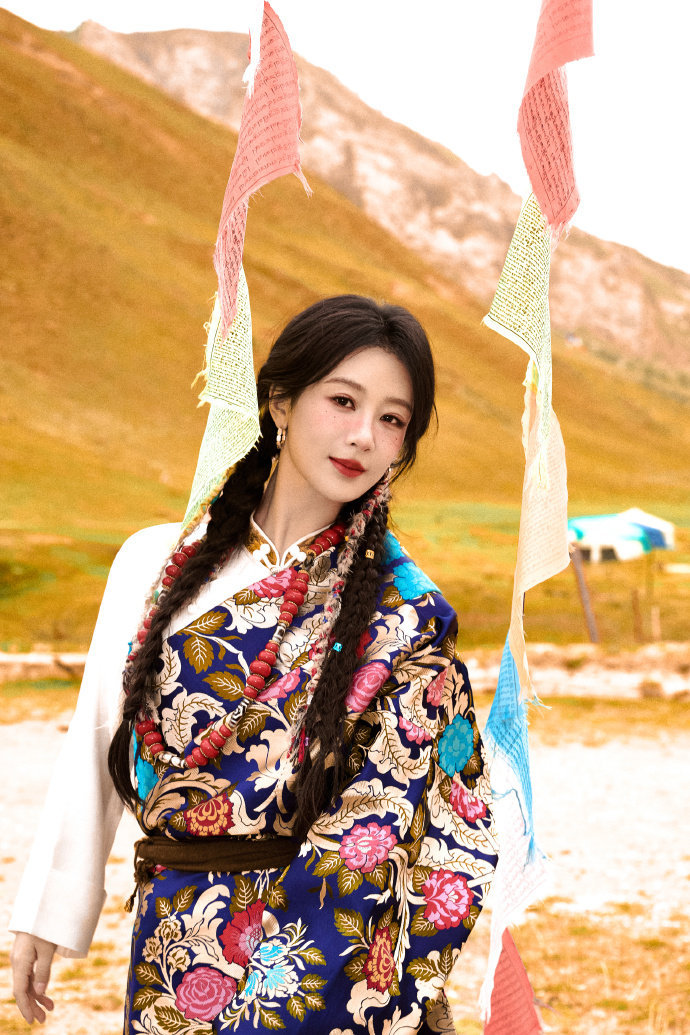 杨紫玉兰花开君再来 💜杨紫董竹君 龙应当藏在云里，你应当藏在心里，为了寻找你，