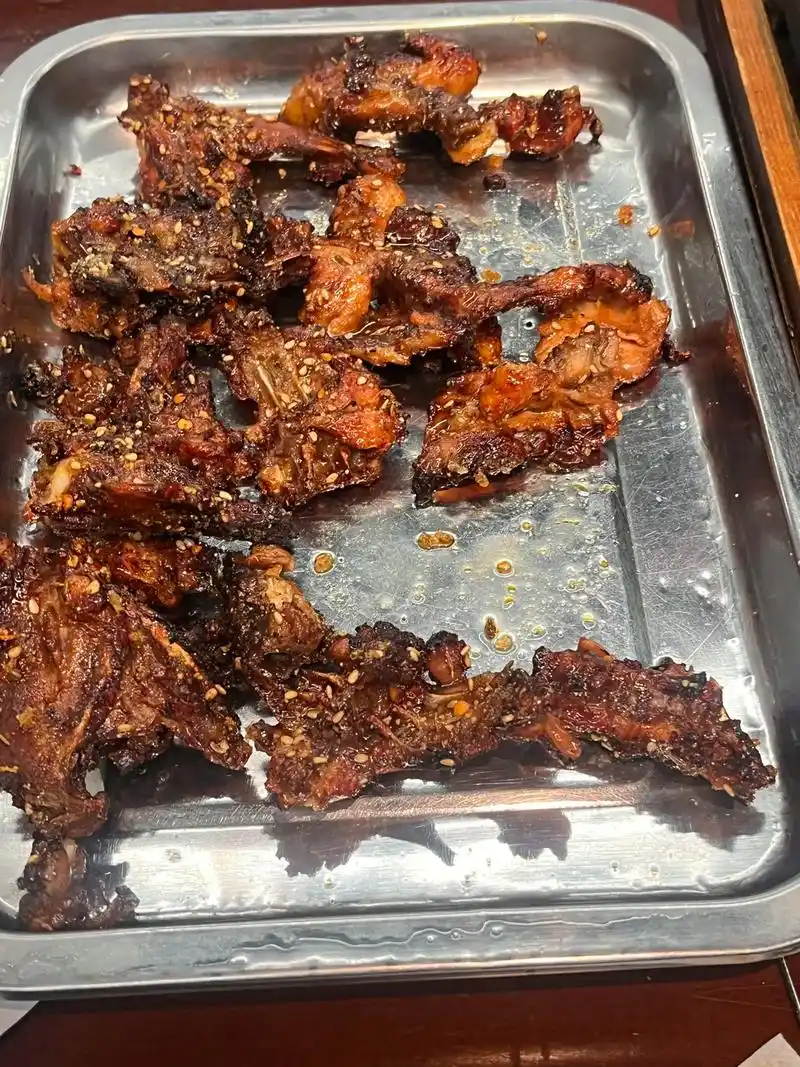 一直不理解鸡架这种食物谁说鸡架没肉？那是你不会吃！骨头缝里剔出来的那点嫩肉，配上